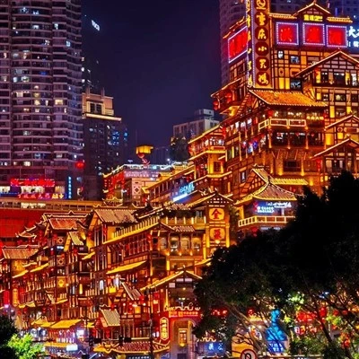 重庆李子坝轻轨穿楼 成都大熊猫花花旅游